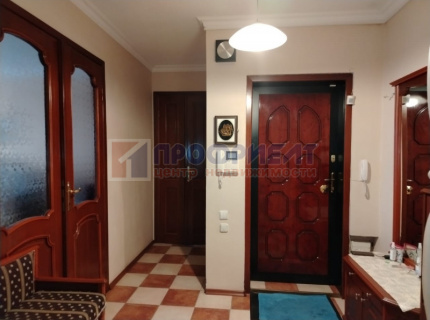 Продам четырехкомнатную (и более) квартиру